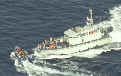 Così i guardacoste libici hanno tentato di speronare e sparare su un barcone